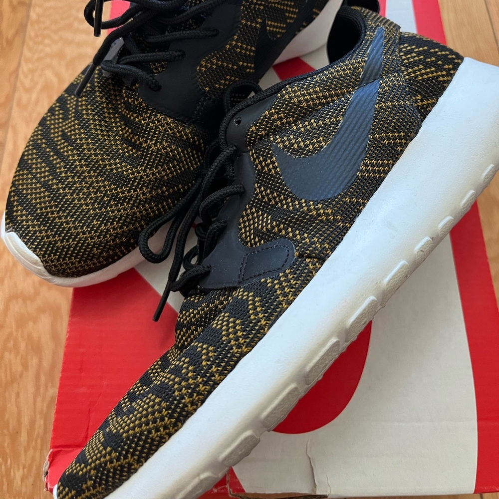 Women’s Nike Roshe Run Size 6.5